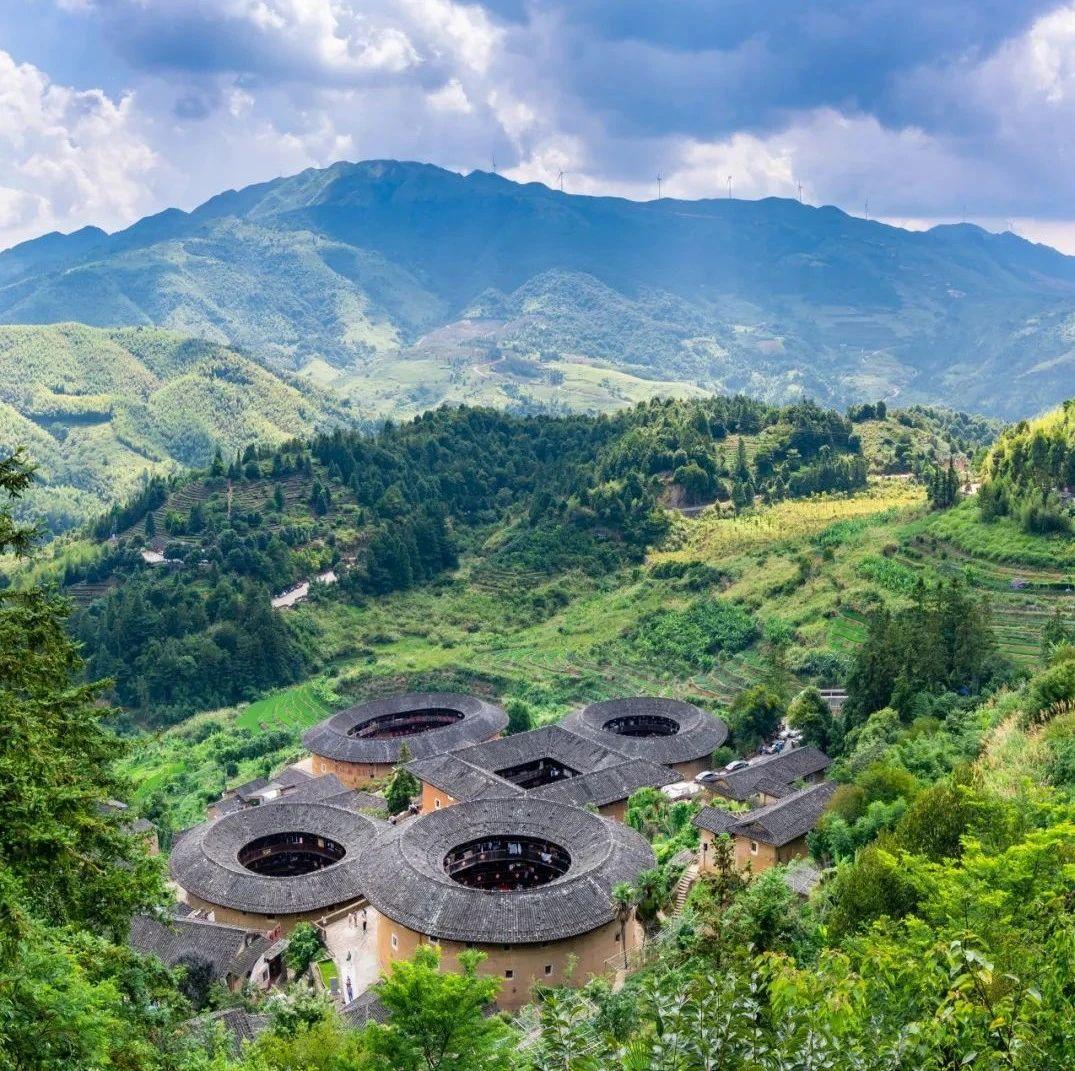 晨曦中的福建古街掠影